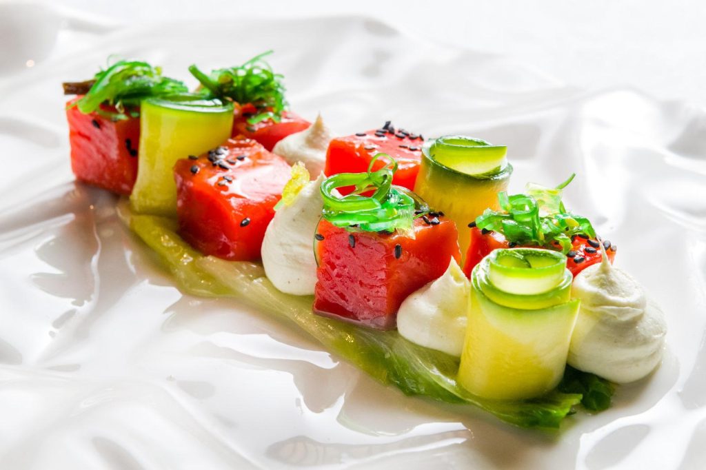 sashimi di salmone, cremette al wasabi e spugna di spinaci
